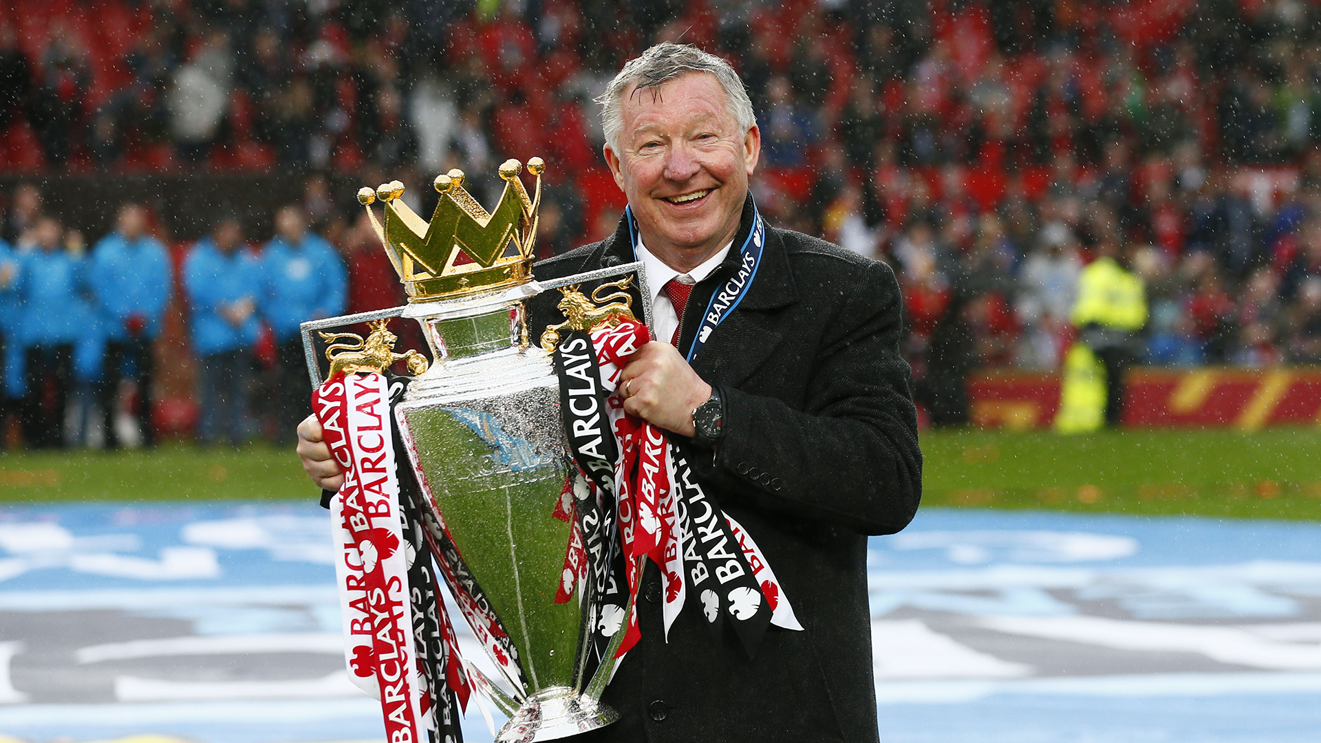 Sir Alex Ferguson con el trofeo de la Premier League.
